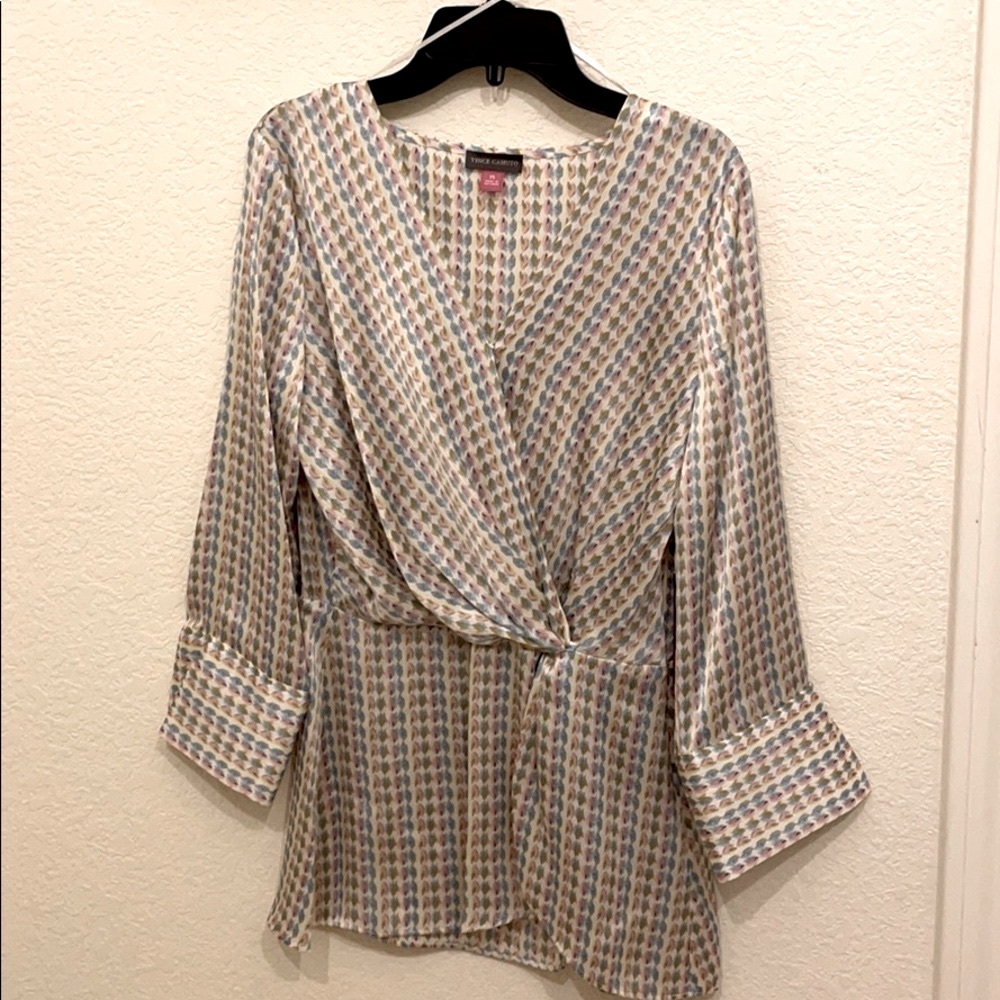 ERAS TOUR VINCE CAMUTO  Silky texture beauty twist front top. Versátil&luxury